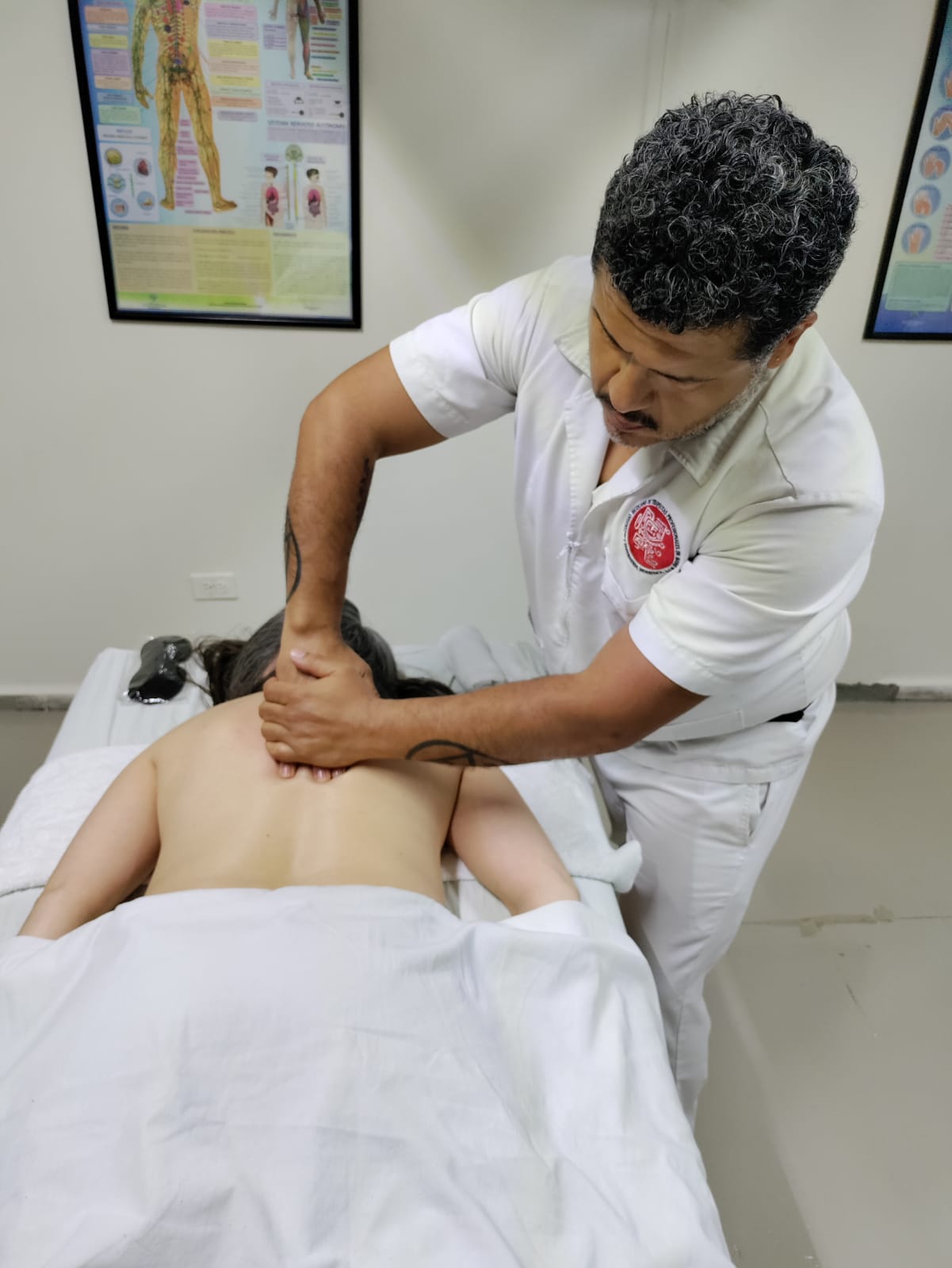 Masaje en espalda en paravertebrales 